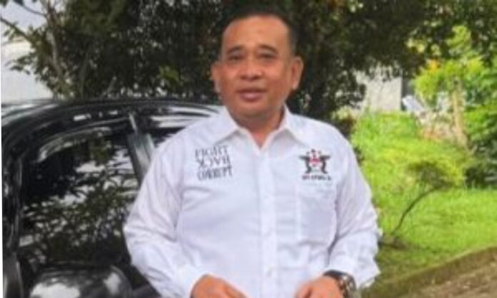 Pemerintah tegas menyatakan akan mengambil langkah tegas terhadap organisasi kemasyarakatan (ormas) yang terlibat dalam aksi premanisme dan menghambat investasi. Ketua Dewan Ekonomi Nasional (DEN), Luhut Binsar Pandjaitan, menegaskan bahwa pemerintah akan mengkaji ulang keberadaan ormas-ormas yang meresahkan dunia usaha.