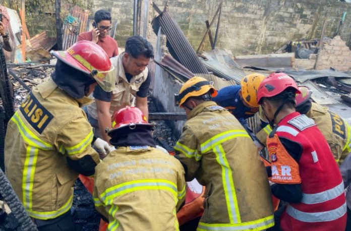 Kebakaran kembali terjadi di wilayah Balikpapan Selatan, tepatnya di Gang Tenan 2, RT 09 Nomor 04, Kelurahan Sepinggan, pada Kamis (17/4/2025) sekitar pukul 14.56 WITA.