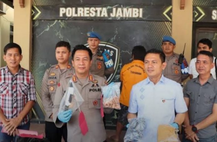 Kapolresta Jambi, Kombes Pol Boy Siregar, menjelaskan bahwa insiden bermula saat Gutomo pedagang pempek berpapasan dengan korban A dan istrinya di pintu masuk pasar. Cekcok pun terjadi.