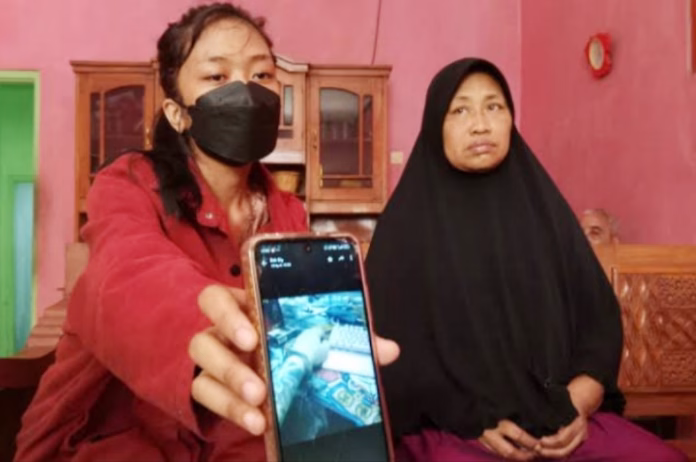 Keluarga memperlihatkan foto Rizal yang bekerja dalam keadaan tangan diborgol di Kamboja. (Foto: Dok. Keluarga Rizal Sampurna).