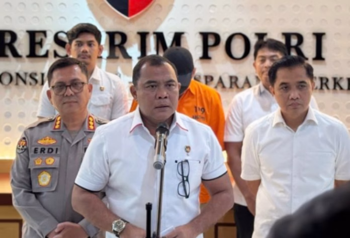 Brigjen Nunung Syaifuddin, Direktur Tindak Pidana Tertentu Bareskrim Polri, menegaskan bahwa hanya dua entitas yang sah di mata pemerintah untuk mengimpor bahan kimia berbahaya seperti sodium cyanide: PT Perusahaan Perdagangan Indonesia (PPI) dan PT Sarinah.
