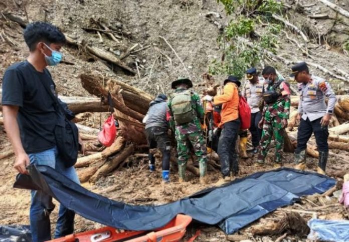 Pencarian korban banjir bandang di lokasi terdampak.