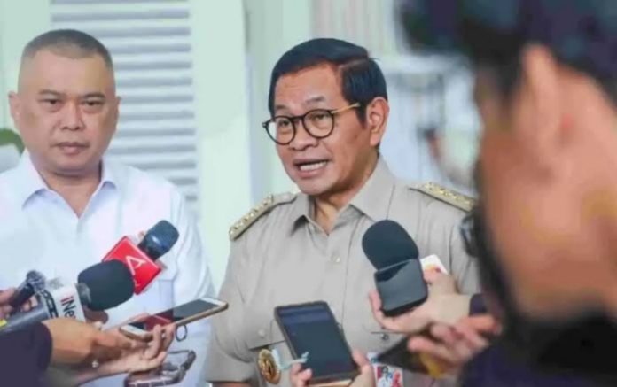 Gubernur DKI Jakarta, Pramono Anung Wibowo, menegaskan akan mencabut izin operasional perusahaan yang terbukti menahan ijazah milik karyawannya.