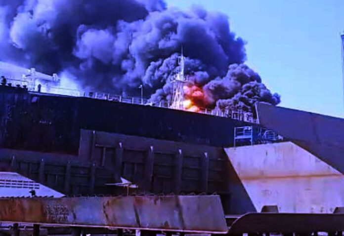 Insiden kebakaran hebat terjadi di galangan kapal PT ASL Shipyard Indonesia, Batu Aji, Batam, Kepulauan Riau, pada Selasa (24/6/2025) siang. Kapal tanker MT Federal II dilaporkan terbakar saat tengah menjalani proses perbaikan (docking).