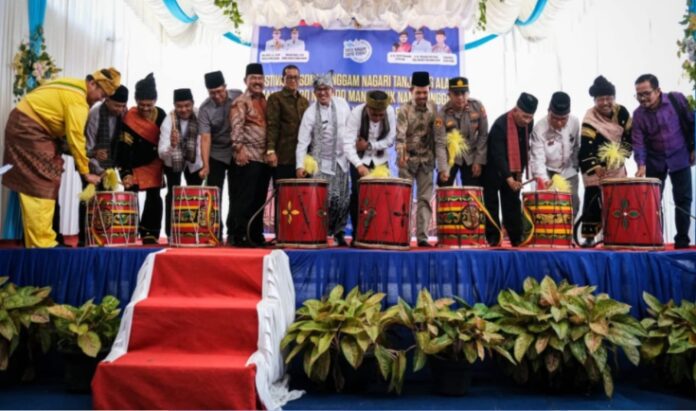 Ribuan masyarakat memadati jalan utama Nagari Tanjung Alam, Kecamatan Tanjung Baru, Tanah Datar, Sabtu (28/6/2025), untuk menyaksikan perhelatan budaya Festival Langgam Nagari Tanjung Alam, yang dikemas dalam program unggulan daerah Satu Nagari Satu Event (SNSE).