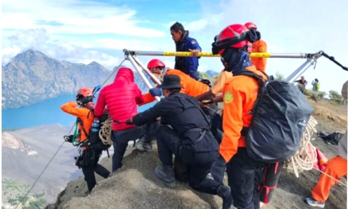 Tim gabungan dari Basarnas, BPBD, TNI, dan Polri berhasil mengevakuasi jenazah Juliana Marins (27), wisatawan asal Brasil yang sebelumnya dilaporkan terjatuh ke jurang sedalam 600 meter di jalur menuju puncak Gunung Rinjani, Lombok.