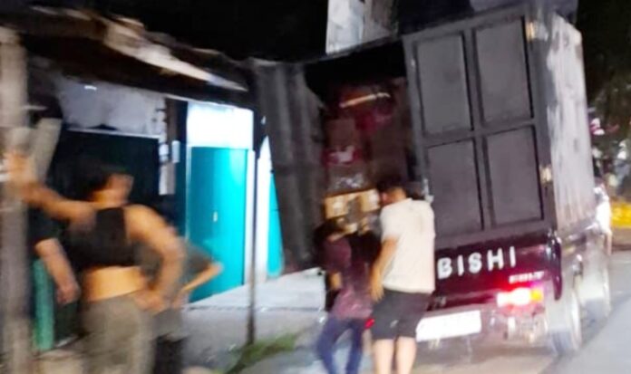 Beredar kabar mengejutkan soal dugaan pemindahan barang bukti oli ilegal palsu dari sebuah gudang di Jalan Arteri Supadio, Kubu Raya, yang telah disegel pihak berwajib.