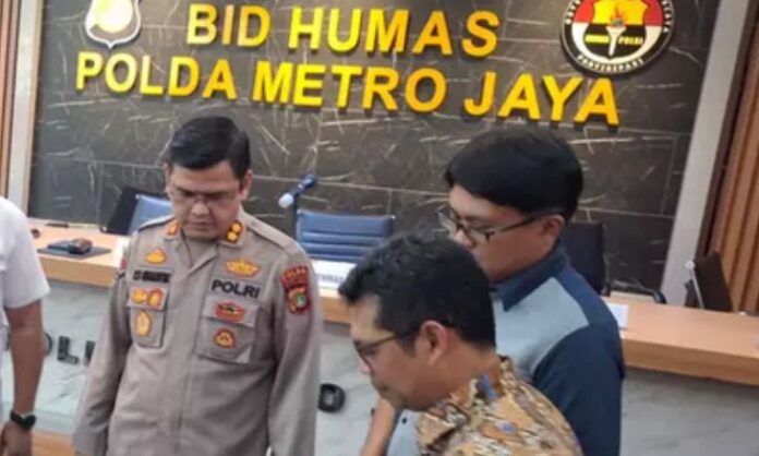 Direktorat Reserse Siber Polda Metro Jaya mengungkap kasus kejahatan siber dengan modus pengiriman SMS palsu (phising) yang menargetkan nasabah bank.