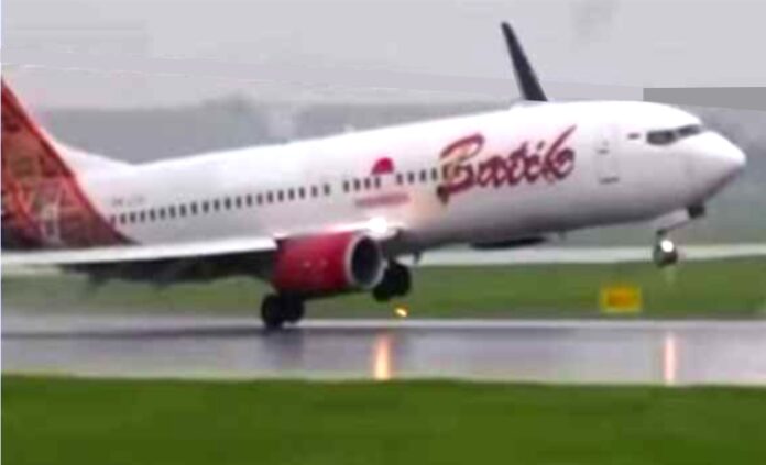 Sebuah video yang menunjukkan pesawat Batik Air mendarat dalam posisi miring di Bandara Internasional Soekarno-Hatta, Tangerang, Banten, viral di media sosial. Insiden tersebut terjadi pada Sabtu (28/6/2025)