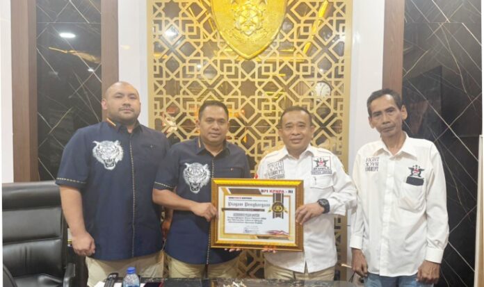 Ketua Umum Badan Peneliti Independen kekayaan Penyelenggara Negara & Pengawas Anggaran Republik Indonesia (BPI KPNPA RI) Tb Rahmad Sukendar, S.Sos SH. MH memberikan penghargaan Ungkap Pemalsuan MinyaKita, kepada Direktorat Reserse Kriminal Khusus (Ditreskrimsus) Polda Banten atas keberhasilan jajarannya dalam membongkar kasus pemalsuan minyak goreng bersubsidi merek MinyaKita.