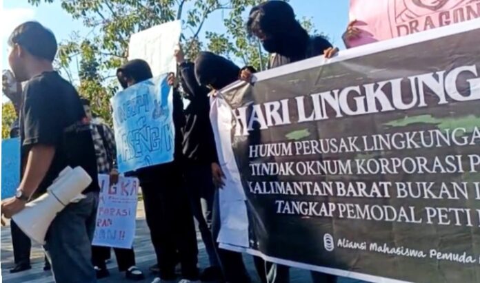 Aksi demonstrasi digelar oleh Aliansi Mahasiswa Pemuda Pelindung Borneo di depan Kantor Gubernur Kalimantan Barat, Kamis (26/6/2025), menuntut Pemerintah Provinsi Kalbar mengambil langkah konkret dalam menangani maraknya aktivitas pertambangan emas tanpa izin (PETI) di wilayah tersebut