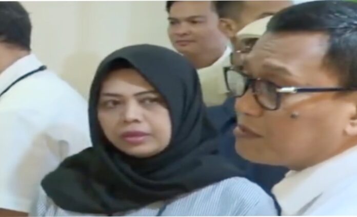 Menteri Perlindungan Pekerja Migran Indonesia (P2MI), Abdul Kadir Karding, menjemput langsung kedatangan jenazah Ngadiman, seorang pekerja migran asal Cilacap, Jawa Tengah, di Terminal Kargo Bandara Internasional Soekarno-Hatta, pada Minggu (29/6/2025).