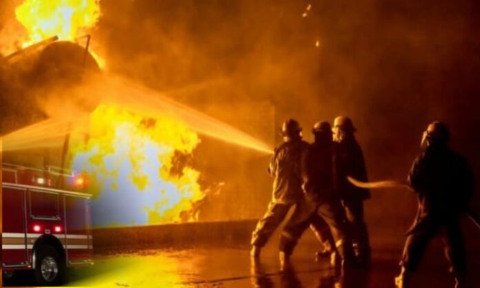 Kebakaran hebat melanda Kantor Dinas Pertanian Kabupaten Tanah Datar pada Jumat (27/6/2025) dinihari sekitar pukul 01.45 WIB. Dugaan sementara, kebakaran dipicu oleh korsleting listrik.