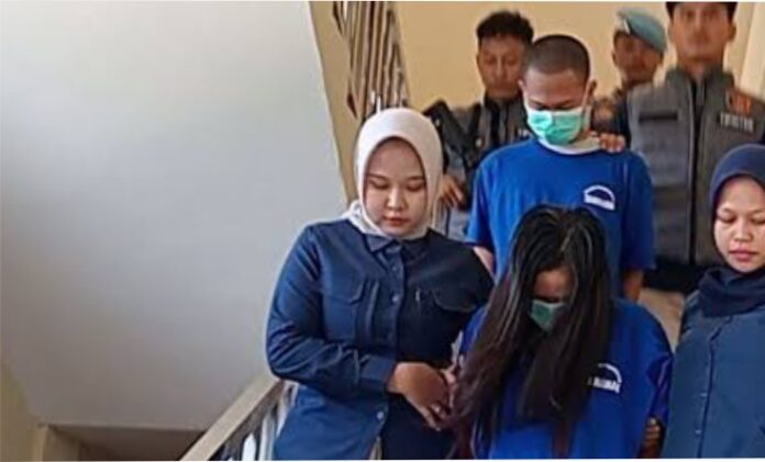 Sepasang suami istri (Pasutri) muda di Pangandaran, Jawa Barat, berinisial WCJ dan E, ditangkap oleh aparat Kepolisian setelah kedapatan melakukan siaran langsung (live streaming) bermuatan pornografi dari rumah kontrakan mereka di Kecamatan Sidamulih, Kabupaten Pangandaran.