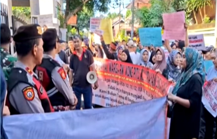 Pada Senin (2/7/2025), ratusan warga Kelurahan Benda Baru menggelar aksi demonstrasi di depan SMAN 3 Tangsel. Mereka memprotes proses sistem penerimaan murid baru (SPMB) yang dinilai tidak adil dan merugikan warga sekitar.