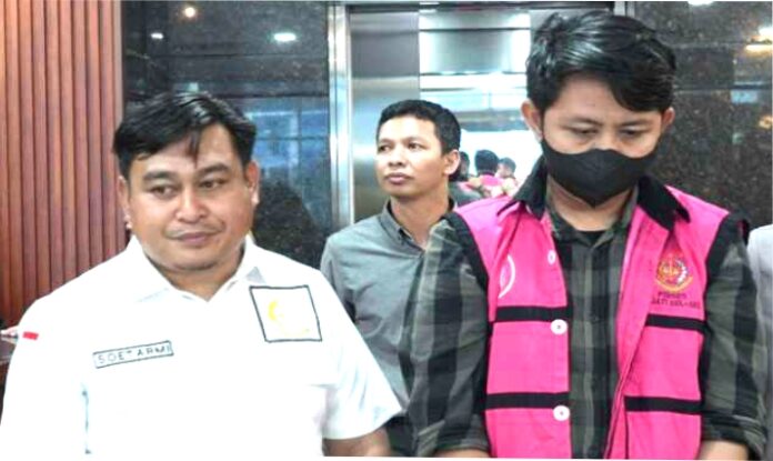 Penyidik bidang Tindak Pidana Khusus Kejaksaan Tinggi (Kejati) Sulawesi Selatan menahan dua tersangka berinisial AH dan ER dalam kasus dugaan korupsi penyaluran kredit fiktif senilai lebih dari Rp6,5 miliar pada salah satu bank BUMN di Kota Makassar.