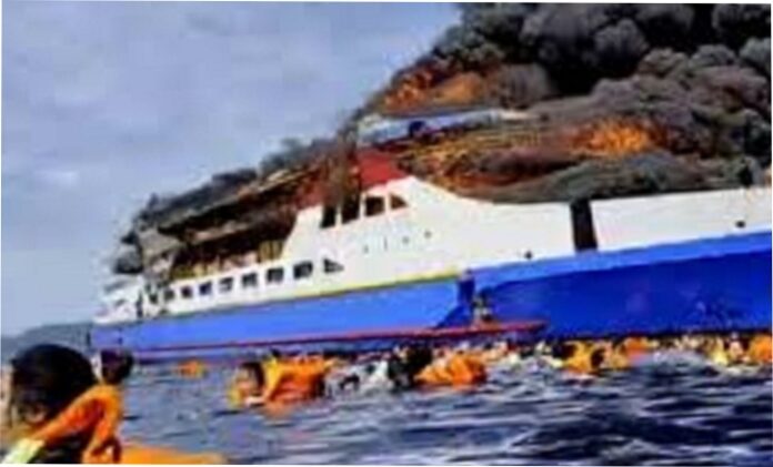 Kapal Motor KM Barcelona 5 terbakar di perairan sekitar Pulau Talise, Kecamatan Likupang Barat, Kabupaten Minahasa Utara, Sulawesi Utara, Minggu (20/7/2025). Kebakaran terjadi pada siang hari, diperkirakan antara pukul 12.00 hingga 13.00 WITA.