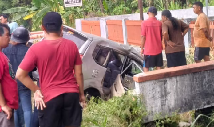 Tabrakan Antar Minibus Celakakan Tiga Penumpangnya Kecelakaan adu muka antar minibus terjadi di lintasan jalur alternatif Madiun - Magetan, tepat di depan KCP Pos dan Giro Takeran, Desa Kuwonharjo, Kecamatan Takeran, Magetan, Jawa Timur` sekira pukul 14.20 pada Minggu (27/07/2025).