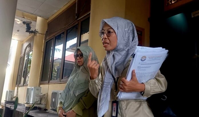 Kasus sengketa keluarga terkait pinjaman tiga sertifikat hak milik (SHM) antara R dan JW kembali memanas setelah Polda Kalimantan Barat menerbitkan Surat Perintah Penghentian Penyidikan (SP3) tertanggal 26 Juni 2025.