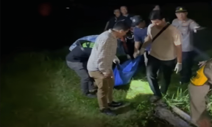 Seorang pria berinisial CAD (31) ditemukan tewas bersimbah darah di sebuah lahan kosong di kawasan Pondok Aren, Tangerang Selatan. Korban diduga dibunuh oleh Abdul Syukur, pria yang sempat ia beri tumpangan pulang.