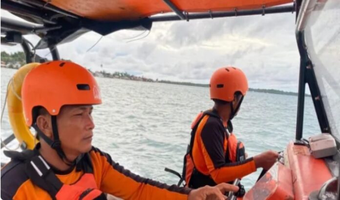 Duka menyelimuti Kepulauan Mentawai. Seorang anggota DPRD Kabupaten Mentawai, Isar Taileleu, dilaporkan hilang di laut setelah speed boat yang ditumpanginya terbalik dihantam badai di perairan Pagai, pada Senin (14/7/2025) siang.