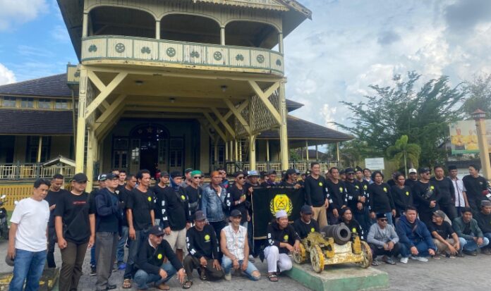 Barisan Pemuda Melayu (BPM) Kalimantan Barat menyatakan dukungan penuh terhadap aparat penegak hukum dan mendesak dalam pengungkapan kasus oli palsu berskala besar yang digerebek aparat gabungan TNI, Polri, BIN, BAIS, Kejaksaan RI, dan Pertamina pada Jumat, 20 Juni 2025 di Kabupaten Kubu Raya.