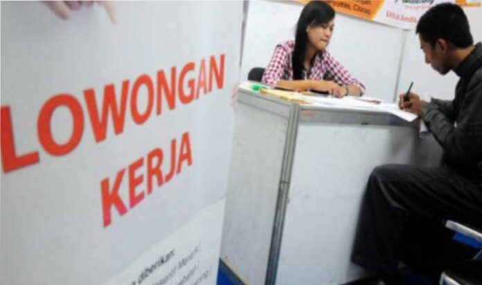 Setelah lulus pendidikan setiap pagi, Dela (23) mengenakan baju rapi dan duduk di depan laptop, bukan untuk bekerja, melainkan untuk mengirim lamaran kerja secara online.