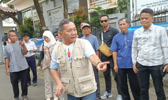 33 Siswa Gagal Masuk, Warga Kelurahan Benda Baru, Kecamatan Pamulang, Kota Tangerang Selatan Ultimatum SMAN 3 Tangsel, kembali mendatangi SMA Negeri 3 Tangsel pada Minggu (13/7/2025).