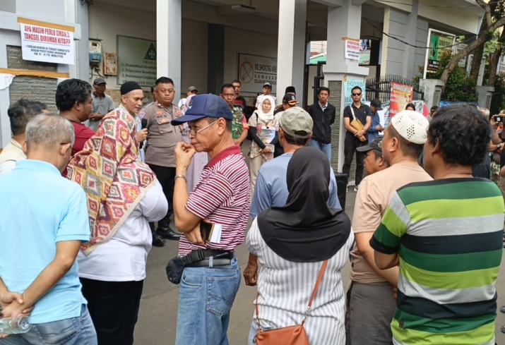 Pantauan di lokasi, puluhan warga dari tujuh RW memasuki lingkungan sekolah tanpa atribut unjuk rasa seperti poster atau pengeras suara. Mediasi yang berlangsung sejak pukul 09.20 WIB dipimpin langsung oleh Kepala SMAN 3 Tangsel, Aan Sri Analiah, dan turut dihadiri Lurah Benda Baru, Doddy Dores.