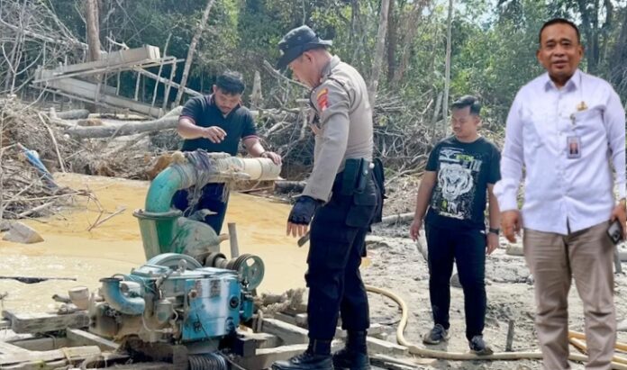 Tim gabungan dari Unit Tipidter dan Resmob Satreskrim Polres Sanggau kembali menggelar operasi penertiban aktivitas tambang emas tanpa izin (PETI) di wilayah perairan Sungai Kapuas.