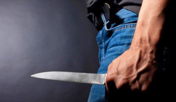 Niat baik memberi tumpangan justru berujung petaka. Seorang pria berinisial CAD (31) ditemukan tewas bersimbah darah di lahan kosong kawasan Pondok Aren, Tangerang Selatan.