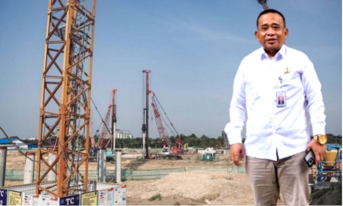 Dugaan praktik mark up dalam proyek pembangunan tower di Provinsi Riau memicu perhatian publik. Aparat penegak hukum dilaporkan telah memeriksa PT Wiswakharman sebagai pelaksana proyek serta Kepala Biro Pengadaan Barang dan Jasa (PBJ) Setda Provinsi Riau. Namun, desakan agar pengusutan dilakukan secara menyeluruh terus menguat.