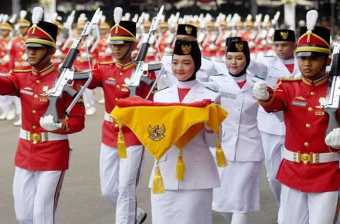 Momentum ini juga menjadi pengalaman tak terlupakan bagi Pasukan Pengibar Bendera Pusaka (Paskibraka) yang dipercaya mengemban tugas sakral. Salah satunya adalah Bianca Alessia Christabella Lantang, siswi SMA Lentera Harapan Tomohon asal Sulawesi Utara, yang bertugas sebagai pembawa baki bendera. [Antara Foto/Wahyu Putro]