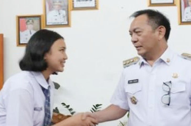 Walikota Tomohon, Caroll Senduk saat bertemu bersama Bianca Lantang di Kantor Walikota Tomohon beberapa waktu lalu. Bianca Lantang terpilih sebagai Calon Pasukan Pengibar Bendera Pusaka (Paskibraka) tingkat Nasional Tahun 2025. (Dok. Pemkot Tomohon)