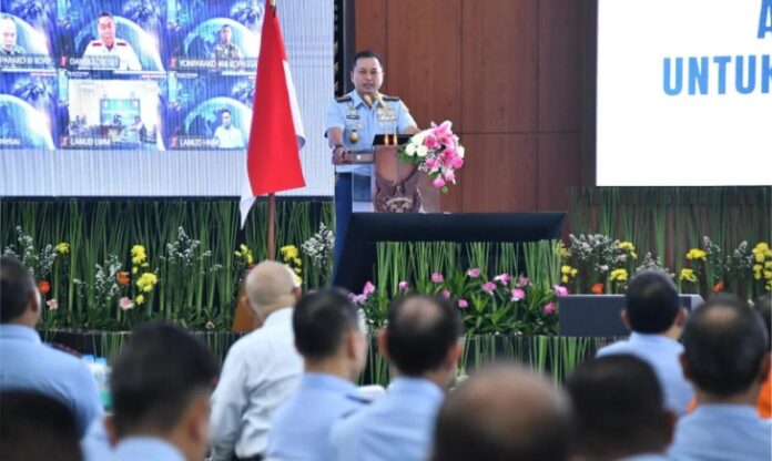 Kepala Dinas Operasi Lanud Sultan Hasanuddin Letkol Pnb Bambang Baskoro Adi, M.M.O.A.S., mewakili Komandan Lanud Sultan Hasanuddin Marsma TNI Arifaini Nur Dwiyanto, M.Han., mengikuti Taklimat Akhir Audit Itkoopsudnas Periode II TA 2025 secara daring di Ruang Rapat Mako Lanud Sultan Hasanuddin, Makassar, Rabu (20/8/2025).