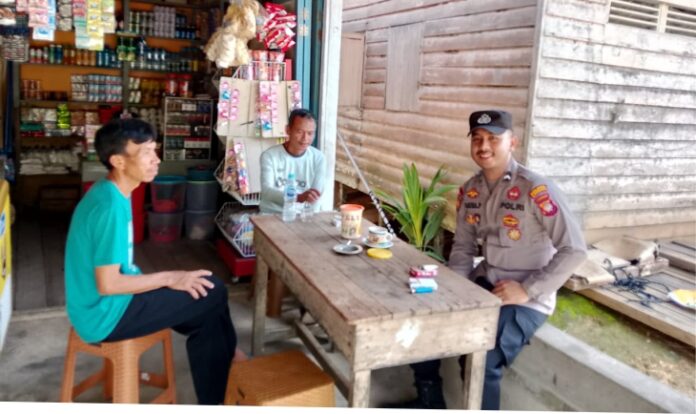 Polsek Air Besar Gelar Patroli Sambang, Pererat Silaturahmi dan Jaga Kamtibmas Dalam upaya menjaga keamanan dan ketertiban masyarakat (Kamtibmas), personel Polsek Air Besar rutin melaksanakan patroli sambang ke berbagai desa dan pusat keramaian.