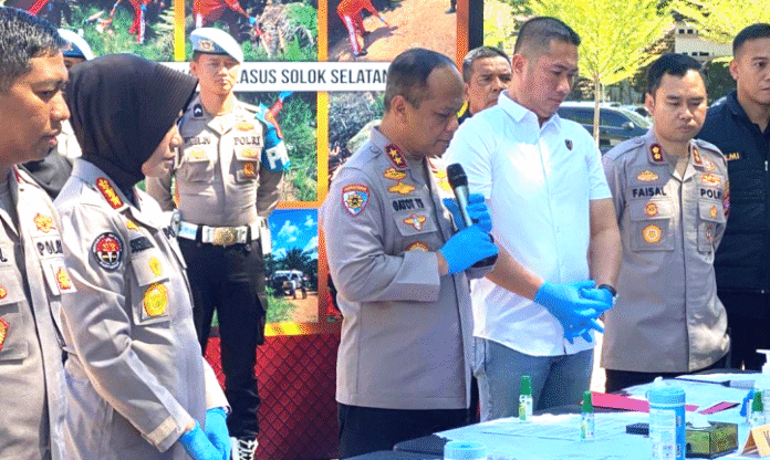 Polda Sumatera Barat berhasil mengungkap tiga kasus pembunuhan yang terjadi di wilayah hukumnya, salah satunya kasus memilukan pembunuhan janin di Kota Padang. Konferensi pers digelar di halaman Mapolda Sumbar, Selasa (26/8/2025) pagi.