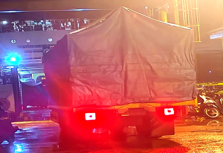 truk-truk itu dimuat diam-diam setelah magrib, agar tidak terlalu terlihat. “Sepertinya mereka sengaja pilih malam,” ujar salah satu saksi mata.