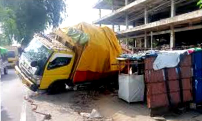 Aktivitas bongkar muat sejumlah truk milik perusahaan Berkat Ekspedisi yang beroperasi di Jalan Budi Karya, Kelurahan Benua Melayu Darat, Kecamatan Pontianak Selatan, Kota Pontianak, menuai keluhan dari warga dan para pengguna jalan.