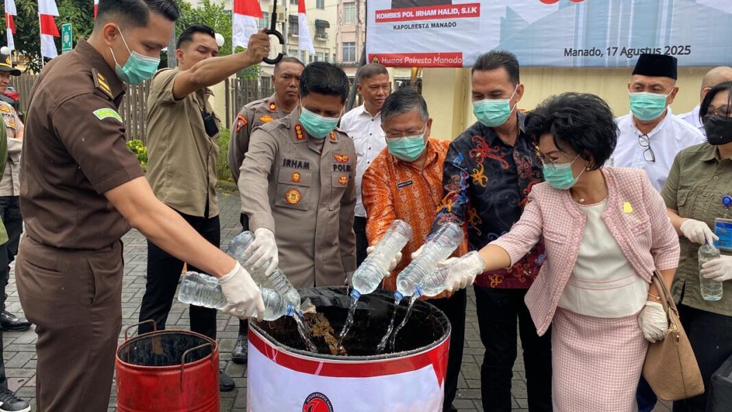 Polresta Manado, memusnahkan ribuan liter minuman keras ilegal jenis Cap Tikus serta ribuan butir obat keras tanpa izin, hasil operasi rutin yang ditingkatkan sejak Januari hingga Juli 2025. Kegiatan pemusnahan dilakukan pada Kamis (7/8/2025), disaksikan Forkopimda dan tamu undangan.
