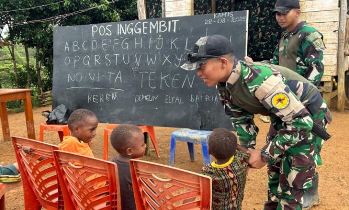Aksi inspiratif dilakukan prajurit TNI di wilayah perbatasan RI–Papua Nugini. Personel Satgas Pamtas RI-PNG Yonif 126/Kalacakti Pos Inggembit, Distrik Ninati, Kabupaten Boven Digoel, Papua Selatan, mengajar anak-anak setempat berbahasa Indonesia dengan baik dan benar, Rabu (28/8/2025).