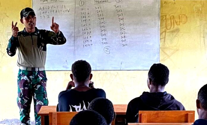 Peduli pada masa depan generasi muda di wilayah perbatasan, prajurit TNI dari Satgas Yonif 126/KC (Kalacakti) menyambangi SMP Krounjendit, Distrik Mindiptana, Kabupaten Boven Digoel, Papua Selatan.