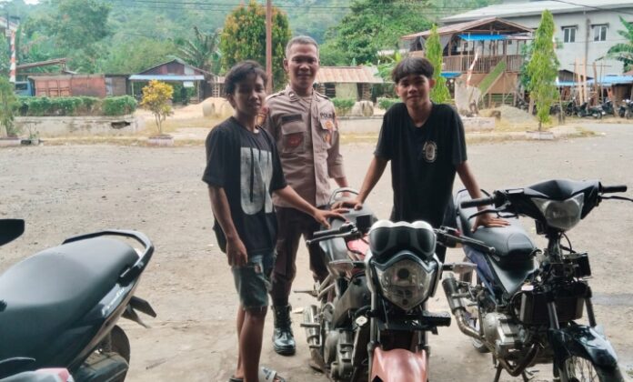 Dalam upaya menjaga keamanan dan ketertiban masyarakat (Harkamtibmas), personel Polsek Kuala Behe Polres Landak, Aipda Andri dan Aipda Heri Chandra Simatupang, melaksanakan patroli dialogis di berbagai wilayah hukum Polsek Kuala Behe pada Sabtu (09/08/2025).