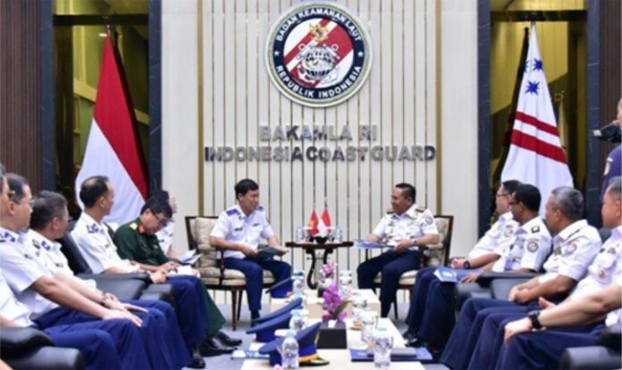 Kepala Bakamla RI Laksdya TNI Dr. Irvansyah, S.H., M.Tr.Opsla. menerima kunjungan kehormatan (courtesy call) Commander Vietnam Coast Guard (VCG) Region 3, Mayjen Ngo Binh Minh, beserta delegasi di Markas Besar Bakamla RI, Jakarta Pusat, Selasa (26/8/2025). Pertemuan berlangsung hangat dalam suasana kekeluargaan.
