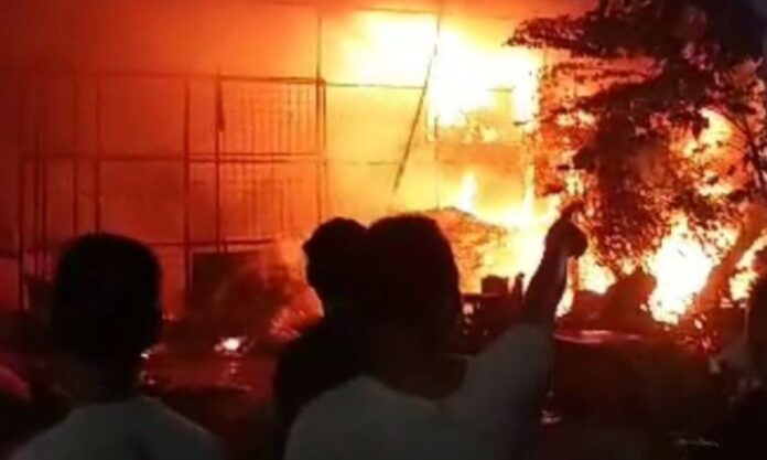 Suasana duka menyelimuti Jalan Masjid Al Husna, Kelurahan Semanan, Kalideres, Jakarta Barat, setelah dua rumah tinggal dilalap si jago merah pada Rabu (20/8/2025) malam. Dalam insiden memilukan itu, seorang remaja berusia 18 tahun berinisial IZ meninggal dunia.