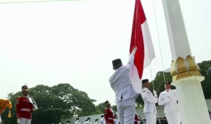 Suasana penuh haru menyelimuti halaman Kantor Gubernur Sulawesi Utara saat 60 anggota Pasukan Pengibar Bendera Pusaka (Paskibraka) sukses menunaikan tugas mulia mereka dalam upacara peringatan HUT ke-80 Republik Indonesia, Minggu (17/8/2025).