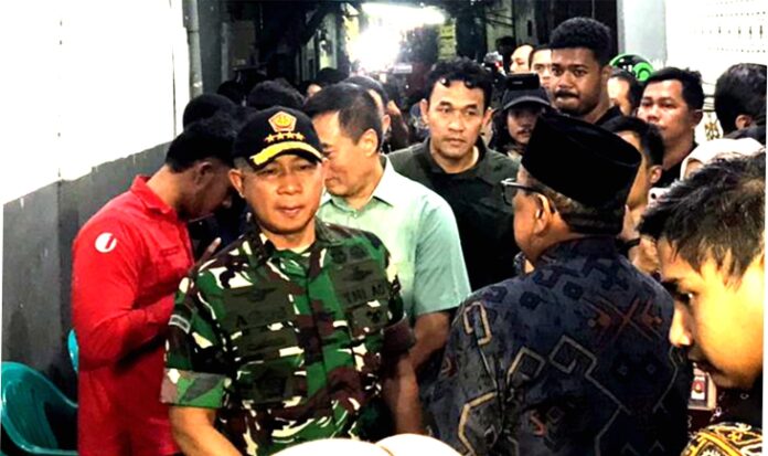 Panglima TNI Jenderal Agus Subiyanto melayat ke rumah duka almarhum Affan Kurniawan, pengemudi ojek online yang tewas usai terlindas kendaraan taktis Brimob saat demonstrasi di Pejompongan, Jakarta Pusat, Kamis (28/8/2025).