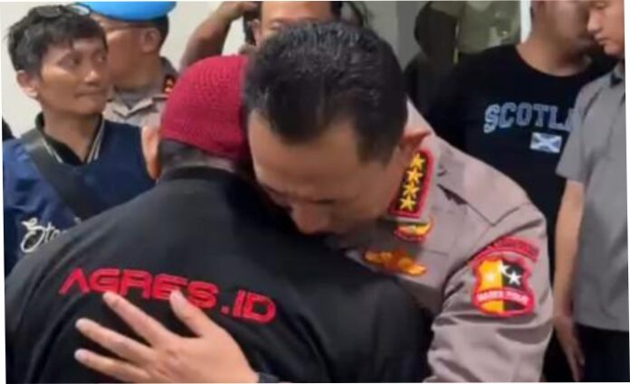 Keluarga Affan Kurniawan (21), pengemudi ojek online (ojol) yang tewas setelah dilindas kendaraan taktis (rantis) Brimob di Pejompongan, Jakarta Pusat, Kamis (28/8/2025), menuntut keadilan.
