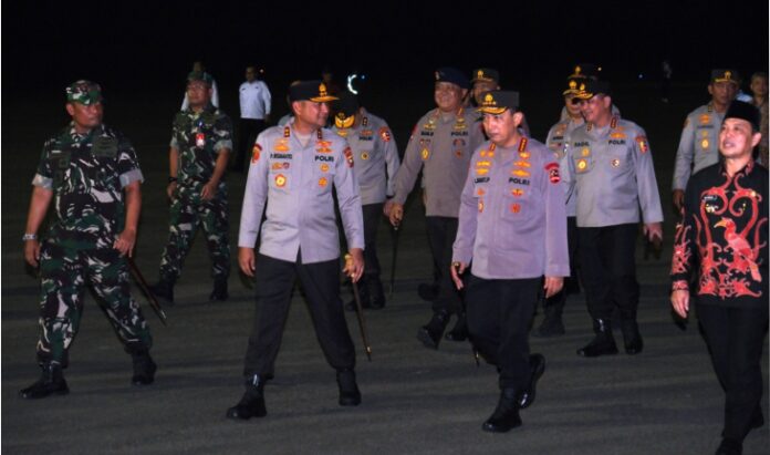 Kapolri Jenderal Polisi Listyo Sigit Prabowo bersama Menteri Lingkungan Hidup dan Kehutanan (LHK) Hanif Faisol Nurofiq tiba di Pontianak, Kalimantan Barat, Kamis petang (7/8), dalam rangka kunjungan kerja terpadu.