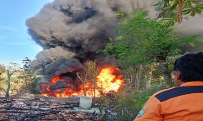 Kebakaran sumur minyak ilegal di Dukuh Gendono, Desa Gandu, Kecamatan Bogorejo, Kabupaten Blora, Jawa Tengah, terus menelan korban. Hingga Senin (18/8) siang, tercatat tiga warga meninggal dunia akibat luka bakar serius.